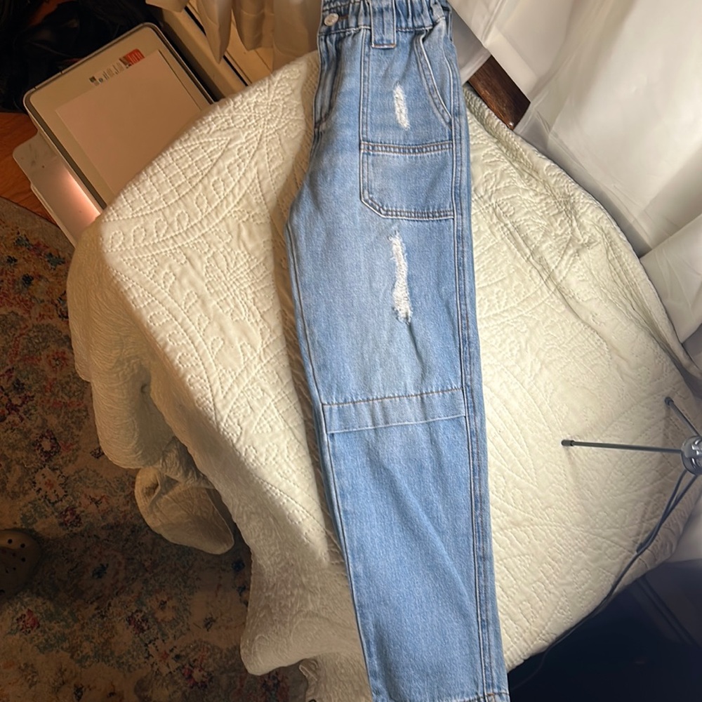 Forever 21 kids, paper bag waist, loose fit girls jeans. Size 5/6.